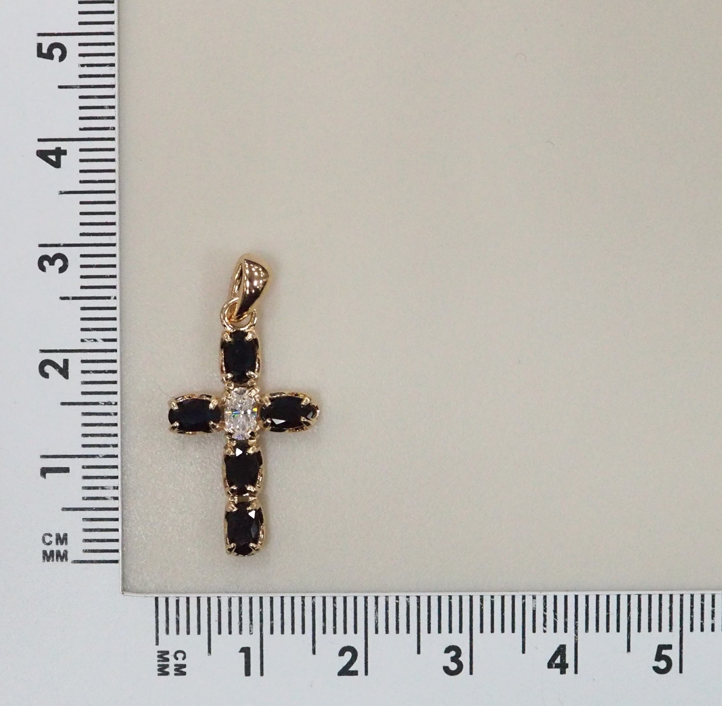 Серебряная подвеска-крест с муассанитом и черными турмалинами